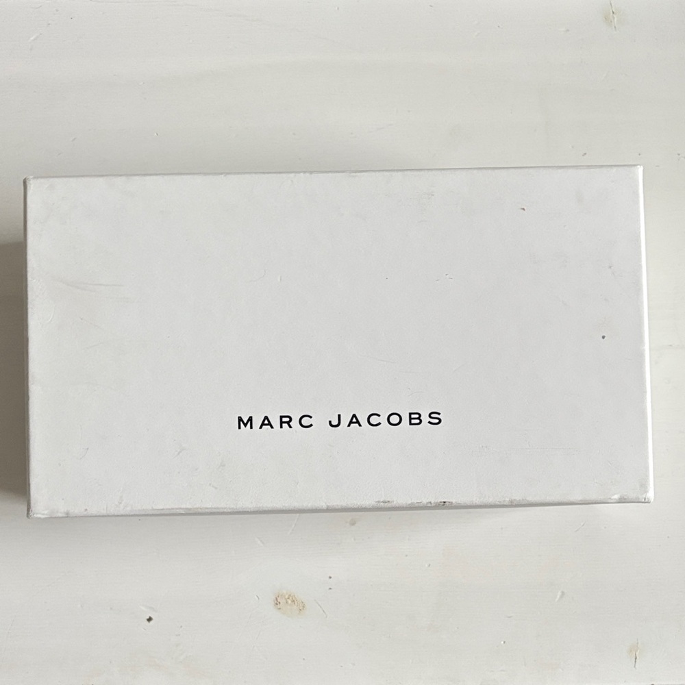 📦 Marc Jacobs Classic White Box